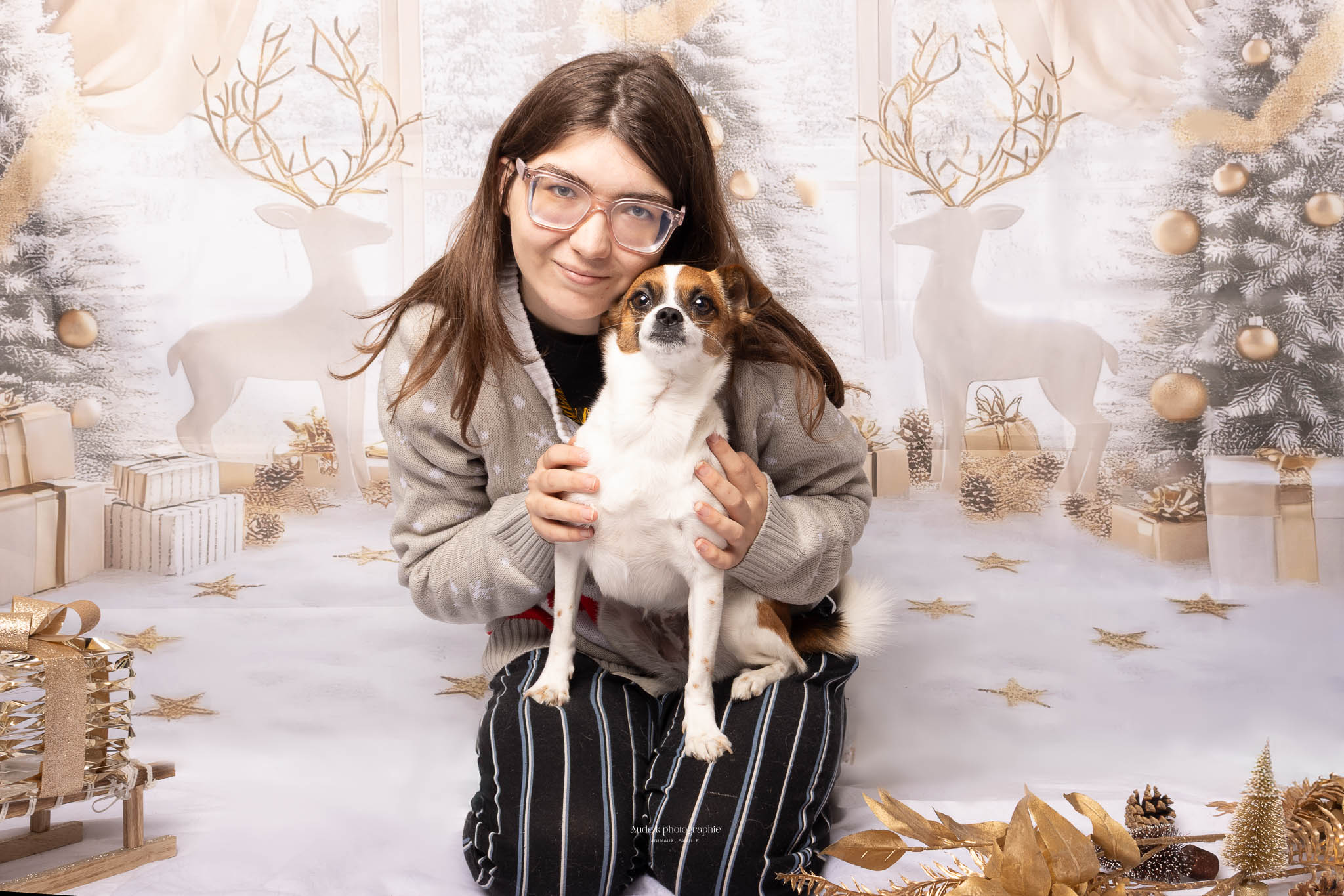 Une personne et son chien, réunis dans un moment de complicité
